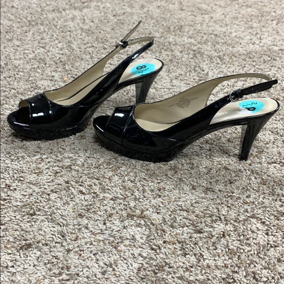 Black heels - Picture 3 of 3